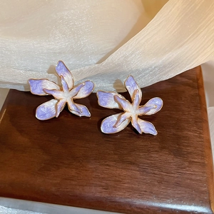 Détails de boucles d'oreilles fleurs en émail dégradé violet avec bords dorés