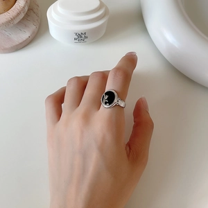 925 sterling silver ring with black agate and embossed silver tulip flower design