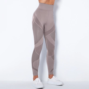 Detailansicht der nahtlosen High-Waist-Yogahose mit atmungsaktivem Netzmuster in Staubmalve