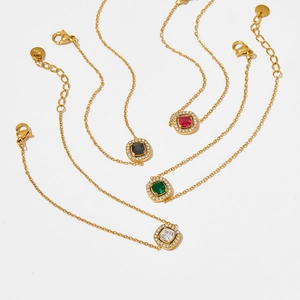 Bracelets en acier doré avec pendentifs en zircon carré de couleur sur fond blanc