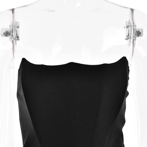 Détail de la robe corset noire avec baleines structurantes et décolleté ondulé chic