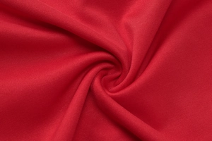 Gros plan sur la texture du tissu en maille rouge montrant les détails tricotés