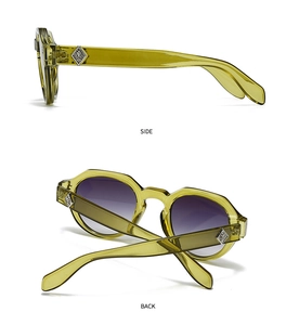 Detailansicht der olivgrünen Retro-Sonnenbrille mit Metallakzenten und Rahmen-Rückansicht