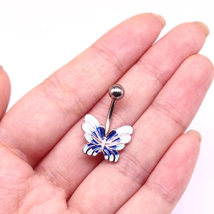 Detailansicht eines blau-weiß verlaufenden Schmetterling-Bauchnabelpiercings in der Hand