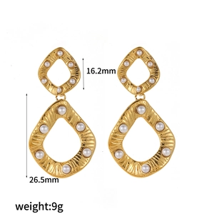 Boucles d'oreilles géométriques en acier titane plaqué or 18k avec zircon et perles