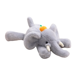 Poupée éléphant en peluche grise avec décoration de kaki orange en position allongée