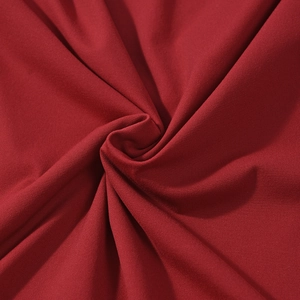 Gros plan du tissu rouge foncé doux et élastique avec une texture fine et élégante
