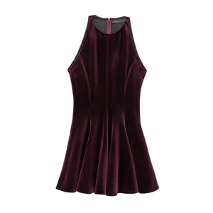 Bordeauxrotes Neckholder-Samtkleid mit rückenfreiem Design und hohem Schlitz am Rock