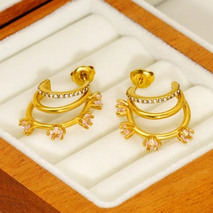 Créoles chic triples couches plaquées or 18 carats avec zircons roses sur velours blanc