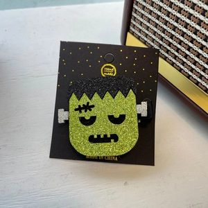Détail d'une pince à cheveux Frankenstein pailletée sur carte faite à la main