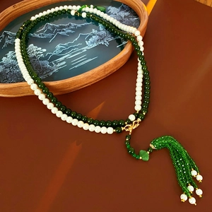 Vue détaillée du collier à double rang de perles et de jade avec de longs glands