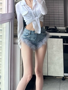 Sexy blaue Denim-Shorts mit grauem Federbesatz und weißem Schnürhemd im Set