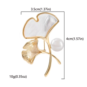 Golden ginkgo leaf brooch with white pearl inlay, 3.5cm wide by 4cm high, weighing 10g