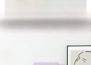 Detailstruktur aus lila Seersucker-Stoff an einer gestreiften Kosmetiktasche mit Volumen