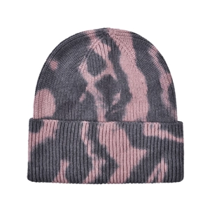 Nahaufnahme der Batik-Strickmütze mit grau-rosa Marmormuster und geripptem Umschlag