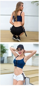 Dettaglio degli shorts in denim sfilacciati con top allacciato al collo e bretelle LOVE
