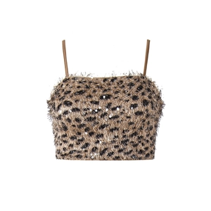 Gros plan du caraco léopard avec paillettes et texture en fausse fourrure douce
