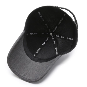 Détail intérieur de la casquette de baseball grise avec coutures narason et boucle en métal