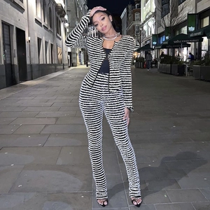Ensemble 2 pièces femme en maille rayée noir et blanc avec gilet col V et pantalon ajusté