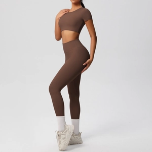 Détail de l'ensemble de yoga sans couture marron foncé avec crop top et legging taille haute