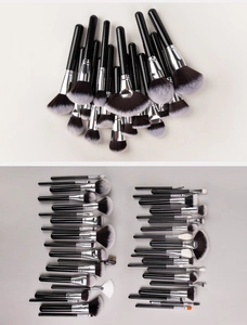 Macro-opname van 40 professionele make-up borstels met zachte haren en zwarte handvatten