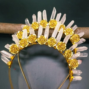 Corona di rose dorate con cristalli di quarzo bianco naturale sulla fascia per capelli