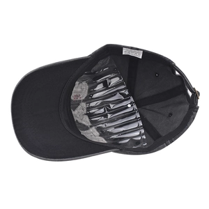 Vue détaillée de l'intérieur de la casquette en coton gris avec bande de transpiration