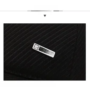 Detail der schwarzen Twill-Kappe mit polierter silberner Fashion-Logo-Metallplatte