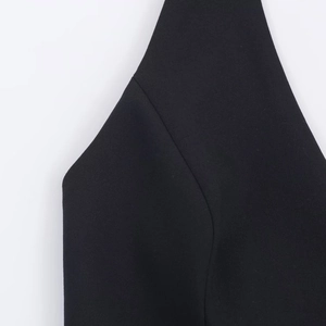 Nahaufnahme der schwarzen Neckholder-Weste mit hochwertiger Textur und präzisen Nähten