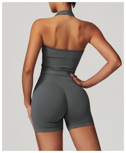 Detailansicht der nahtlosen dunkelgrauen High-Waist Fitness-Shorts mit Push-up-Struktur