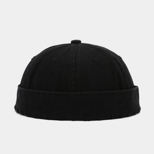 Gros plan sur le bonnet docker en coton noir montrant la texture et le bord roulé