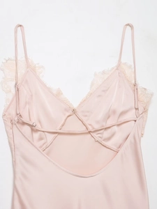 Vue détaillée de la robe en satin rose avec dentelle fine et bretelles réglables