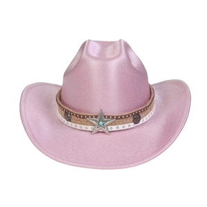Détail du chapeau de cow-boy rose scintillant avec étoile argentée et ruban tressé