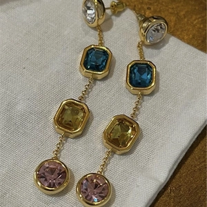 Boucles d'oreilles pendantes à pierres carrées colorées avec pampilles dorées et tige argent