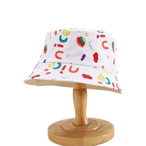 Chapeau bob enfant en toile blanche avec lettres colorées et arc-en-ciel sur support
