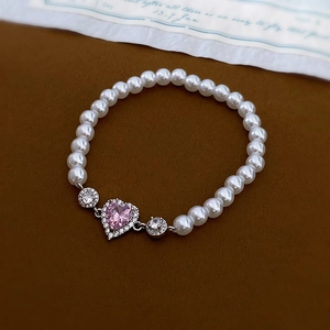 Elegant pearl bracelet featuring a pink heart-shaped zircon centerpiece for women