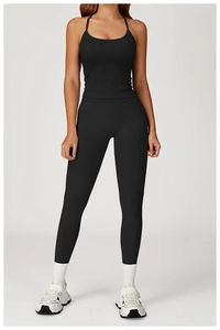 Vue complète d'un pantalon de yoga noir sans couture à taille haute avec débardeur