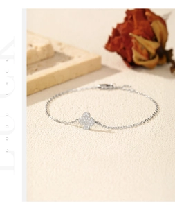 Detail of S925 sterling silver poker clover bracelet with pavé D-color moissanite stones