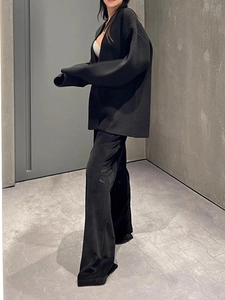 Ensemble blazer noir oversize minimaliste et pantalon large pour femme