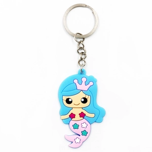 Dettaglio del portachiavi a sirena in PVC blu e rosa con anello in metallo argentato