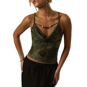 Eng anliegendes Blumen-Camisole in Grün mit Wasserfallausschnitt und Perlenverzierung
