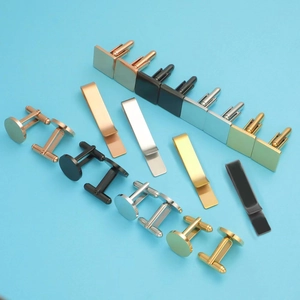 Set fermacravatta e gemelli in acciaio lucido in oro, oro rosa, argento e nero metallizzato