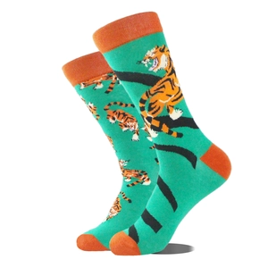Détails de chaussettes en coton vert avec accents orange et motifs jacquard tigre créatifs