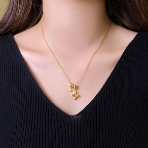 Gros plan du collier trèfle plaqué or avec incrustation de zircon sur un mannequin