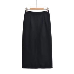 Jupe longue trapèze noire à taille haute avec fente élégante pour une silhouette affinée