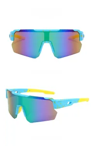 Detalle de gafas de sol deportivas azules con lentes de colores y toques en amarillo