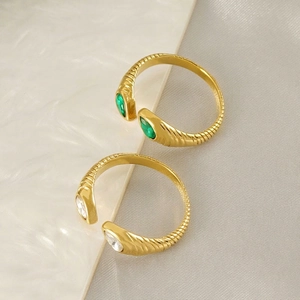 Anelli a serpente retrò con zircone verde a goccia e finitura testurizzata oro 18 carati