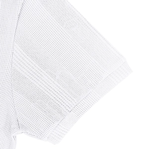 Gros plan d'un polo blanc montrant le tissu en maille respirante et les coutures