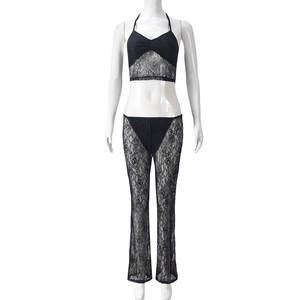 Détail d'un haut licou en dentelle noire et d'un pantalon assorti sur un mannequin de couture