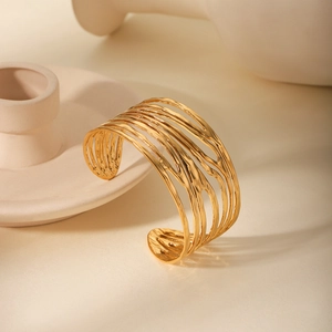 Bracelet jonc minimaliste en acier inoxydable doré 18 carats avec lignes ajourées